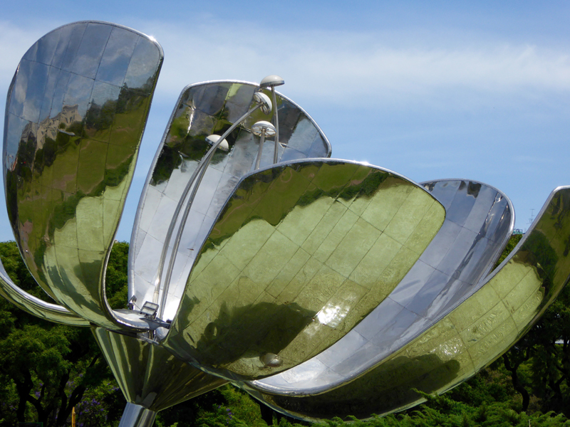 The giant aluminium and steel flower, the Floralis Generica.